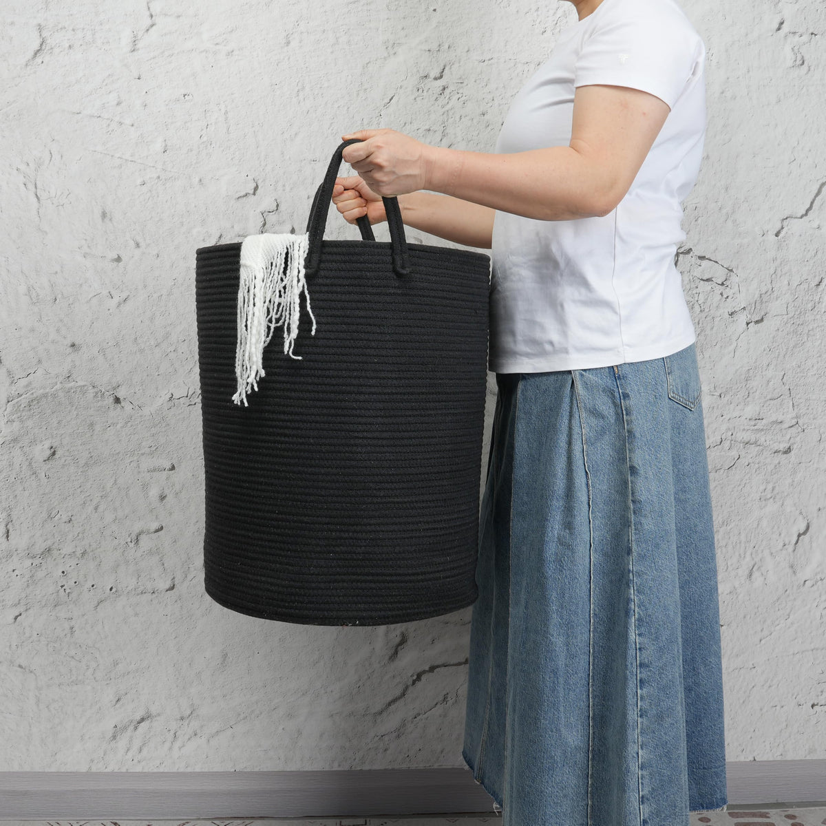 JUNBOLE filled with laundry demonstrates capacity for clothes