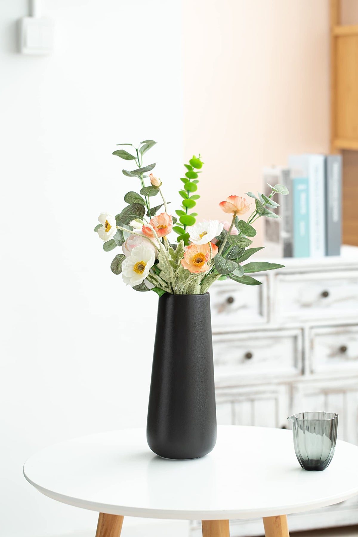JUZAI handmade vase in matte black ideal for dry stems and dried arrangements.