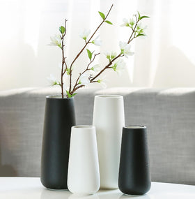 JUZAI mantel or shelf display vase with clean lines and contemporary appeal.