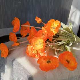 Kainonnan orange silk poppies used in wedding décor ideas in natural light.