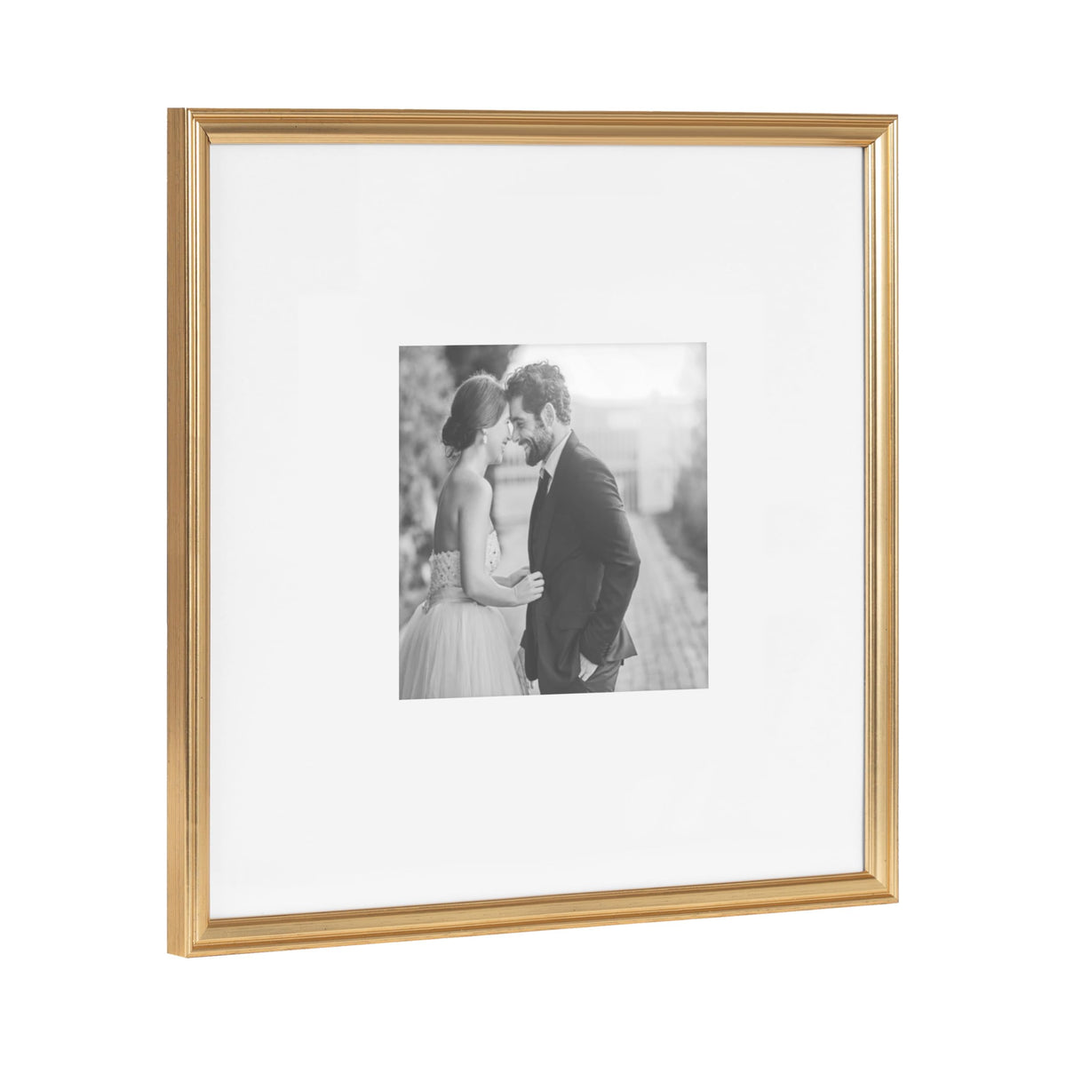 Three-piece set suits gallery walls or dispersed decor.