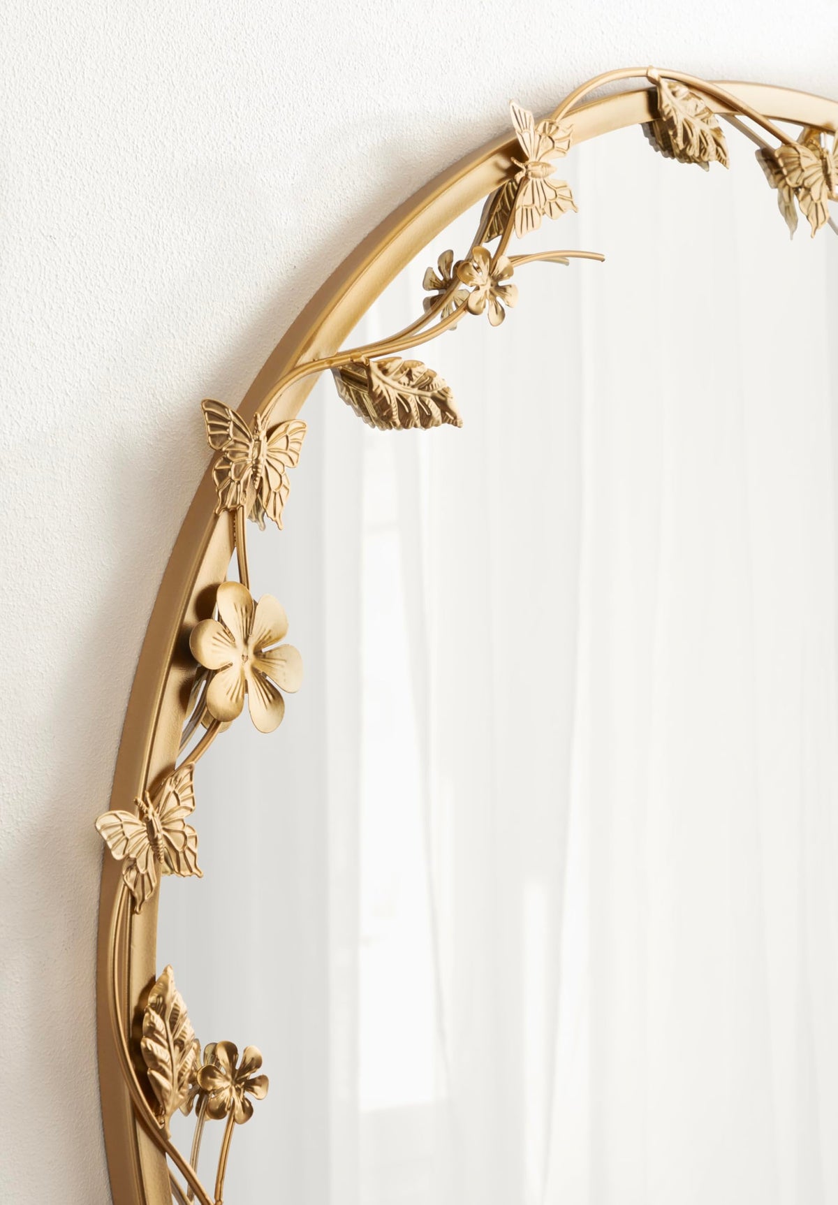Kate and Laurel Rosella dorm room decor adds glam flair to small spaces.
