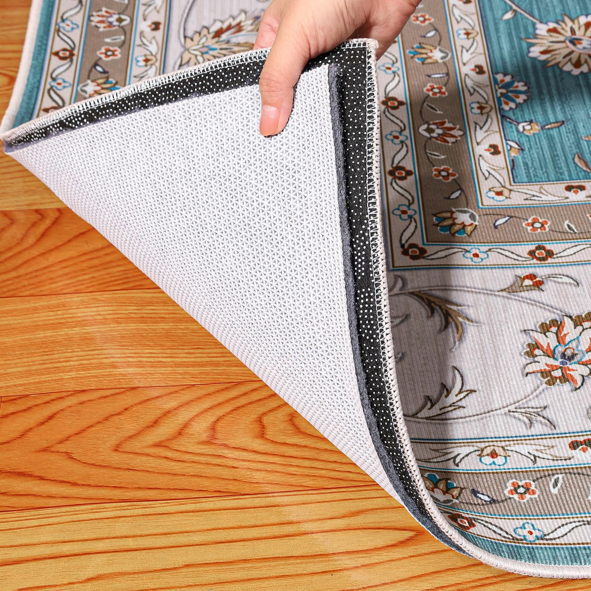 Kautudrum rug pad with pets demonstrates stable non-slip performance.