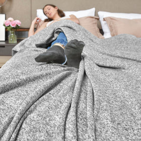 KAWAHOME Hot sleeper-friendly blanket versatile for AC nights.