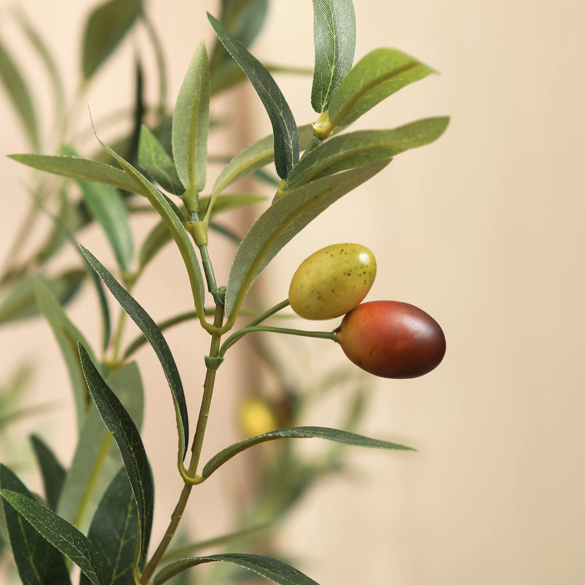 Kazeila adjustable-branches allow personalized arrangement for your space.
