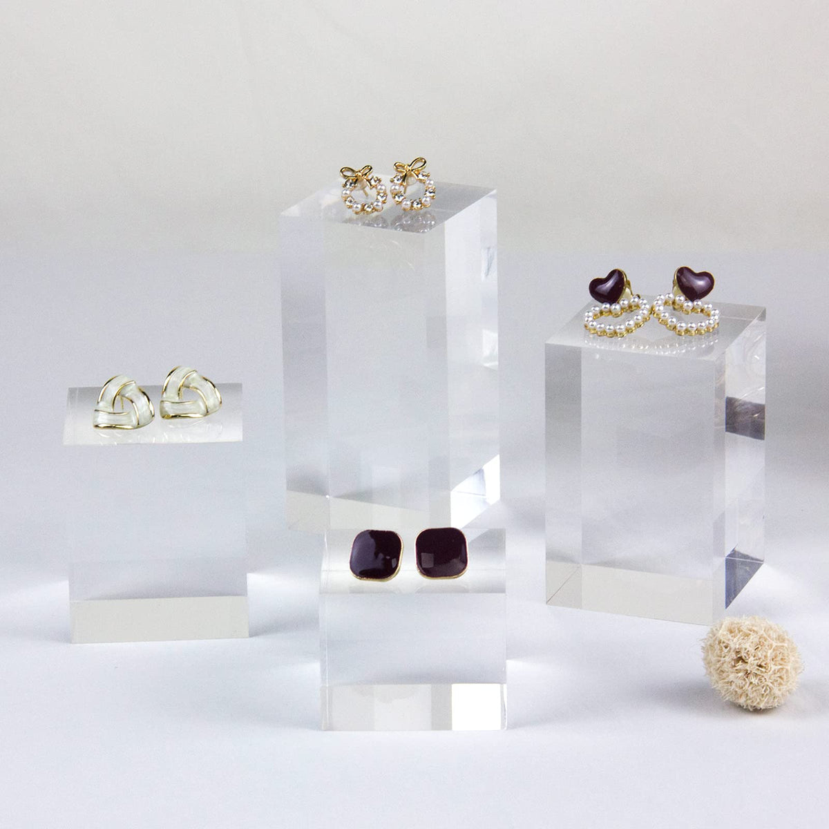 KCGANI clear cube cosmetics display elevates small items with modern elegance.