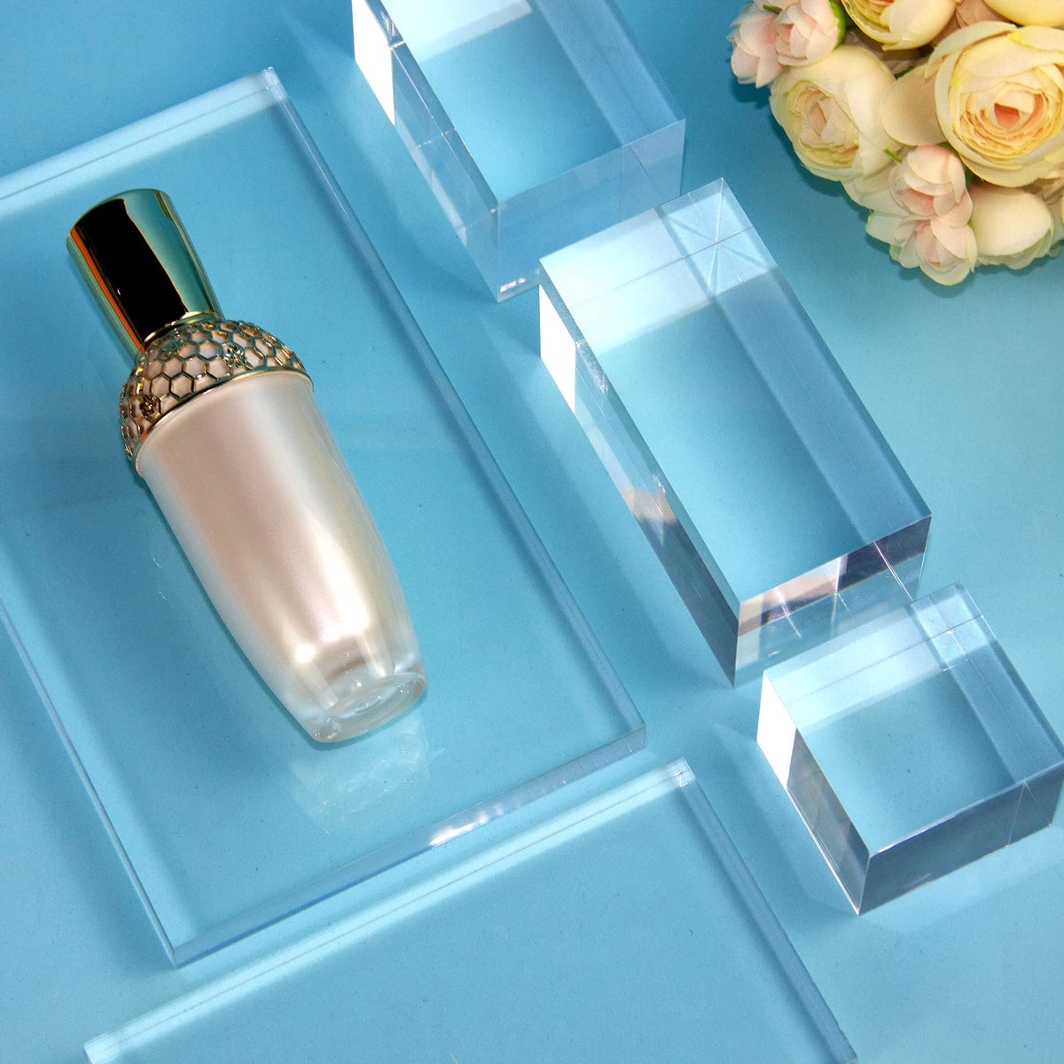 KCGANI clear cube jewelry display highlights items with a clean, professional look.