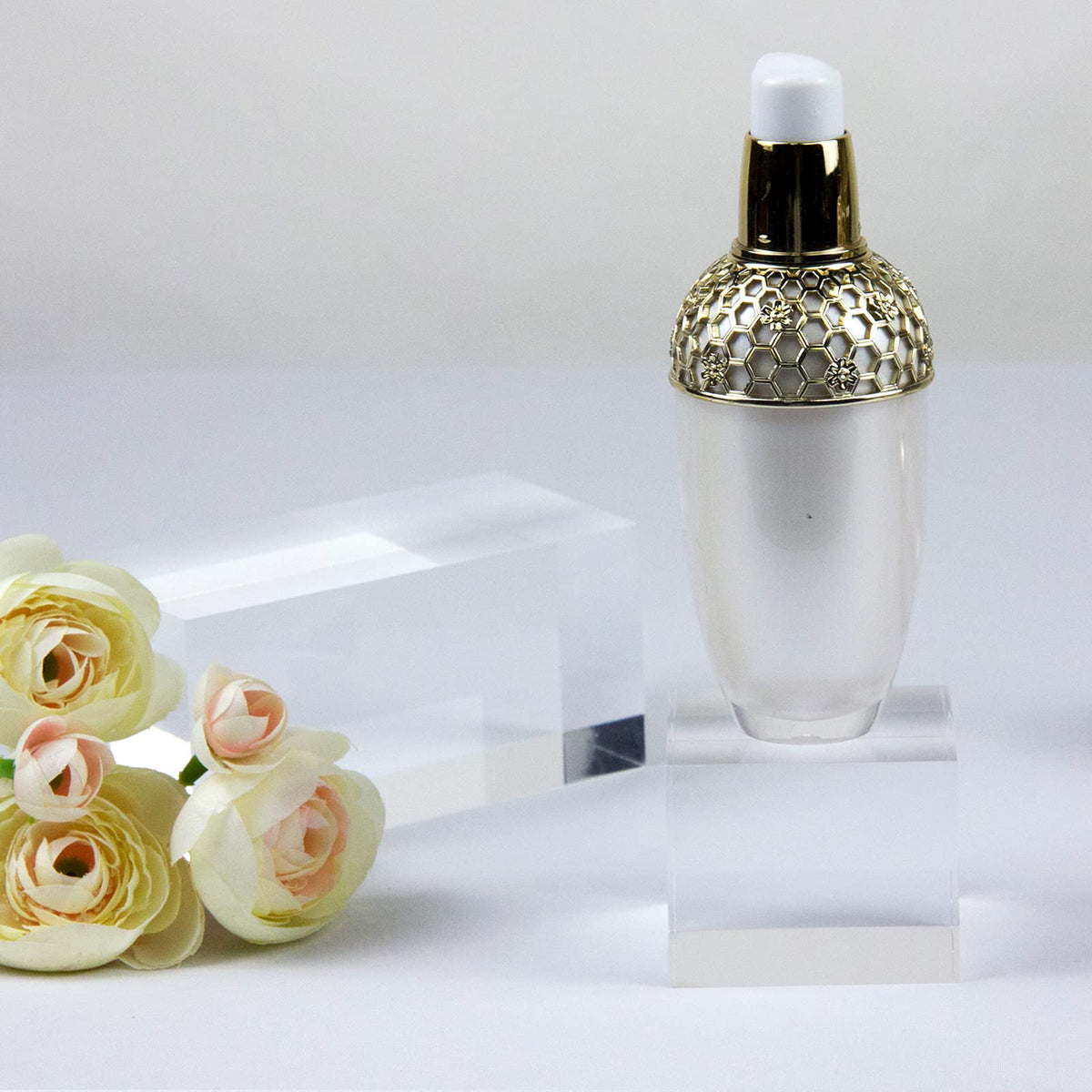 KCGANI clear cube under spotlight creates dramatic depth for product shots.