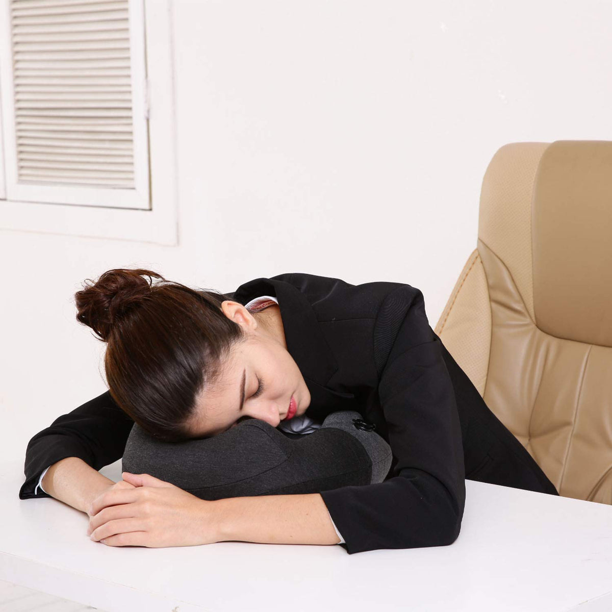 Keemall ergonomic humps cradle the head to promote stable resting during travel.