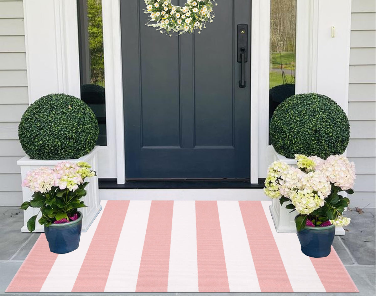 KIhipIoe striped rug complements modern, Nordic, or retro interiors.
