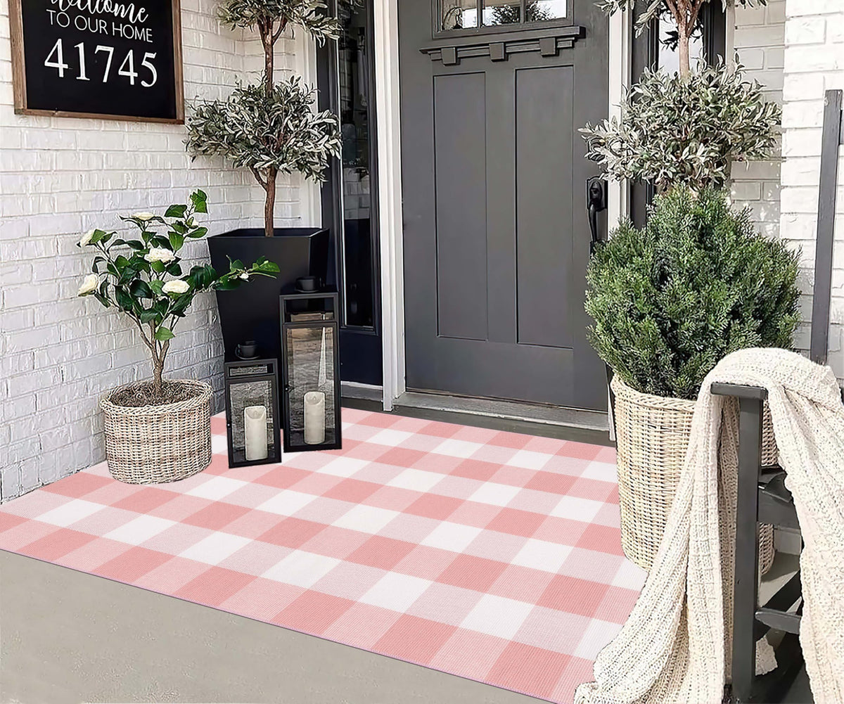 KIhipIoe plaid front-door rug complements modern interiors.
