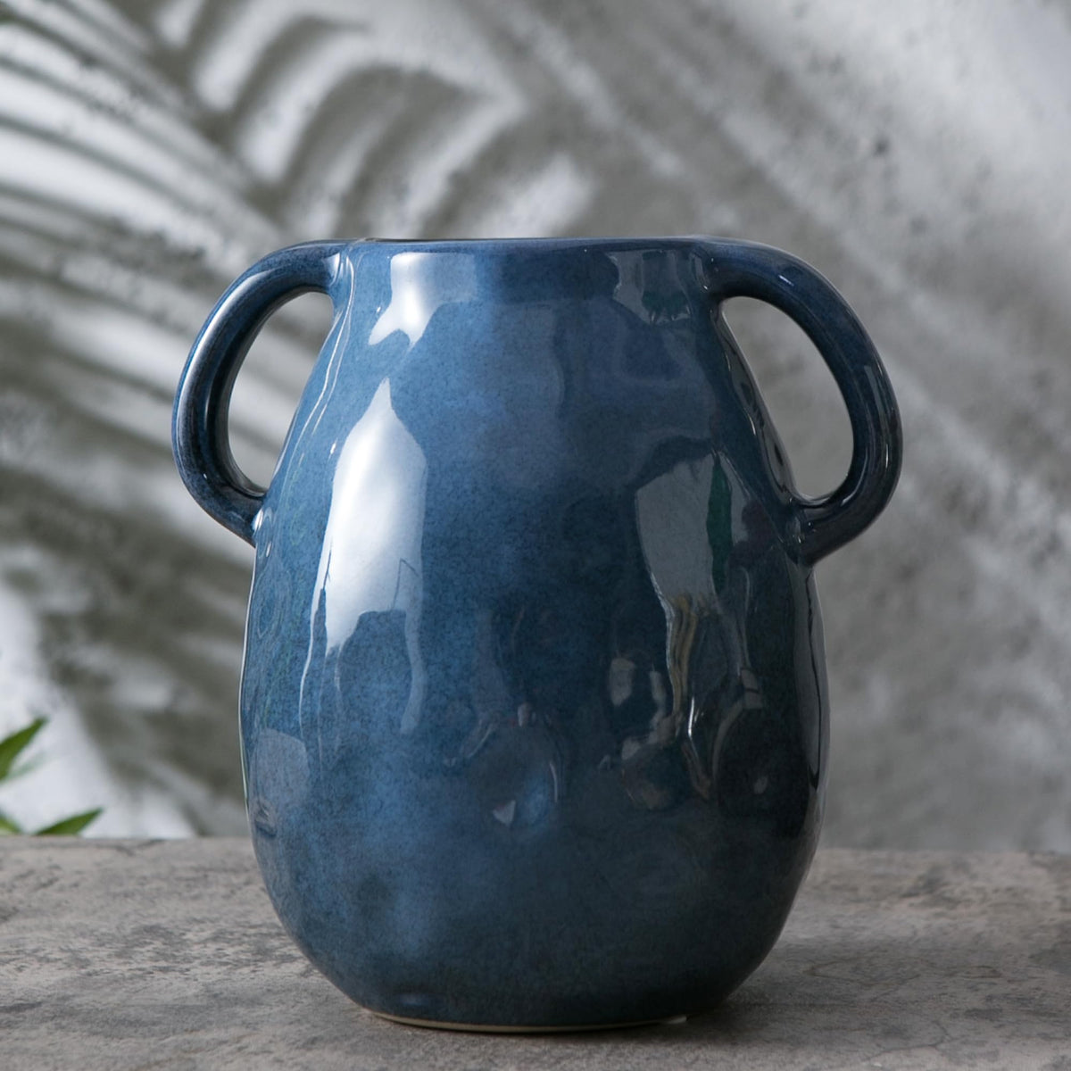 Kimdio two-handle vase suits living rooms, hallways, and shelves.