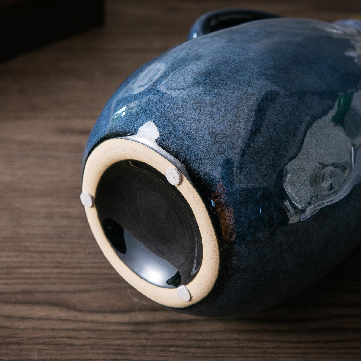Kimdio decorative vase makes a thoughtful gift for anniversaries or housewarmings.