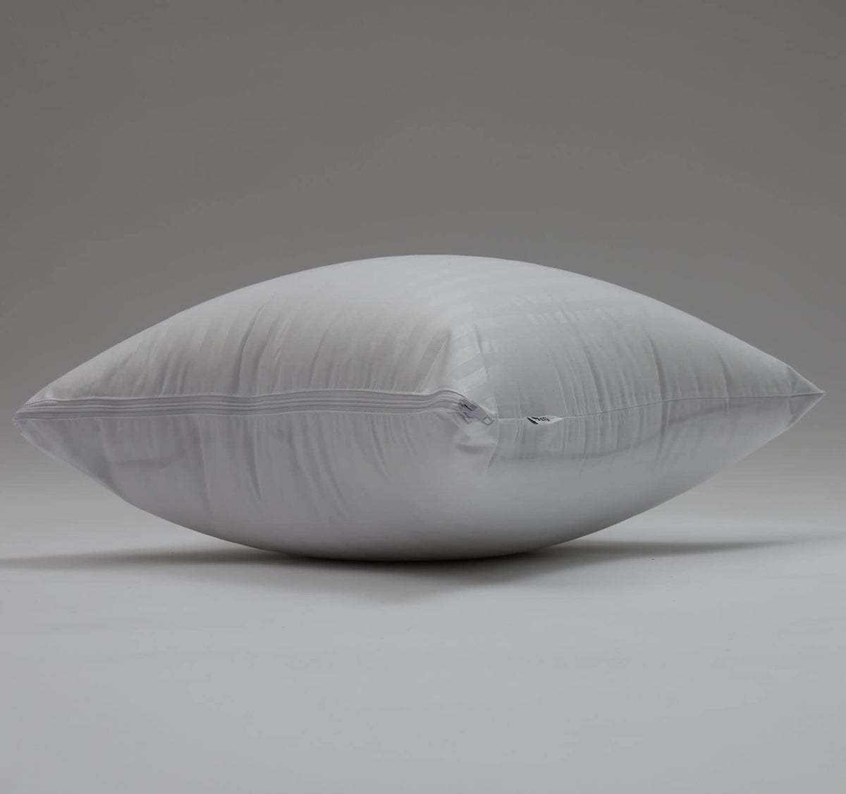 Kingnex 360 degree zipper closure provides full protection for pillows