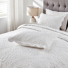 Kingnex all-season bedspread is lightweight for varied seasonal layering.