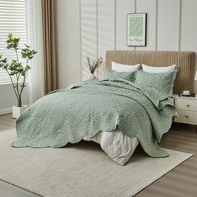 Kingnex easy-care bedspread is machine washable for simple maintenance.