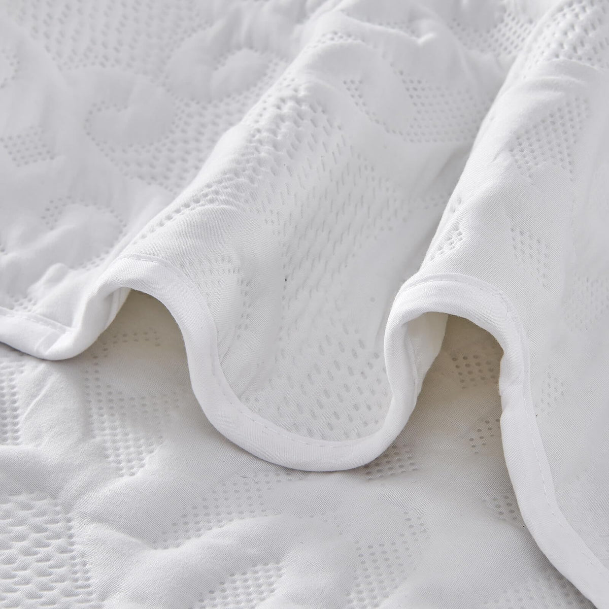 Kingnex easy-care fabric is machine washable and quick-drying.