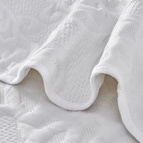 Kingnex easy-care fabric is machine washable and quick-drying.