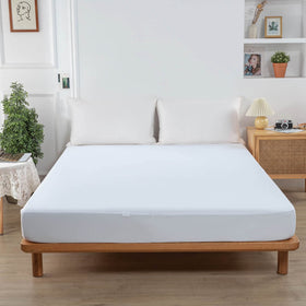 Kingnex smooth top surface preserves mattress comfort while guarding against stains.