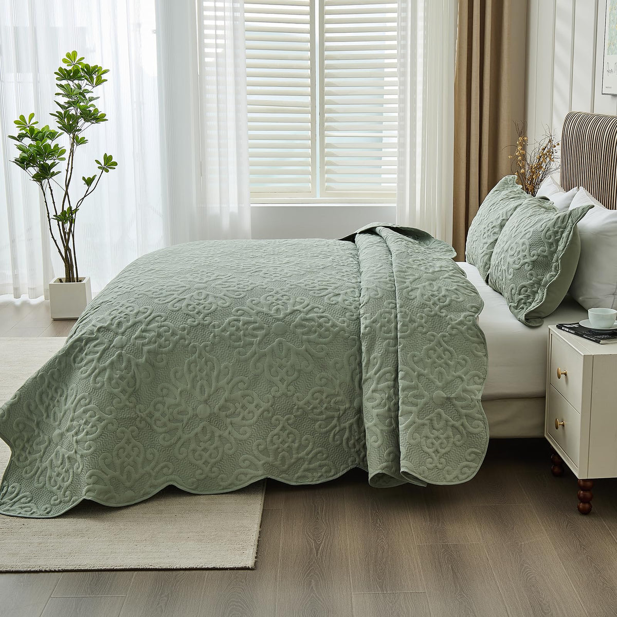 Kingnex ultrasonic quilted coverlet with smooth surface and durable construction.