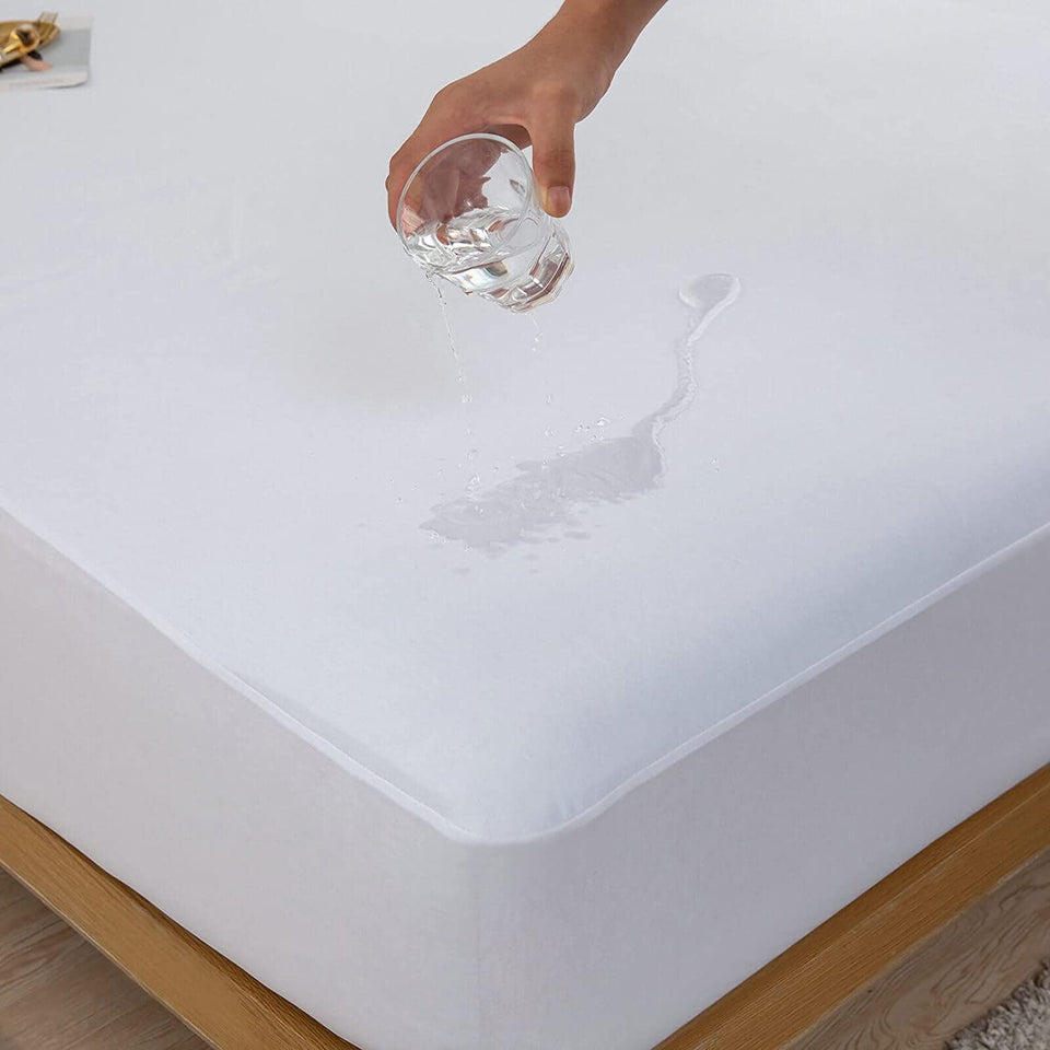 Kingnex waterproof RV short queen top keeps mattress dry and clean.
