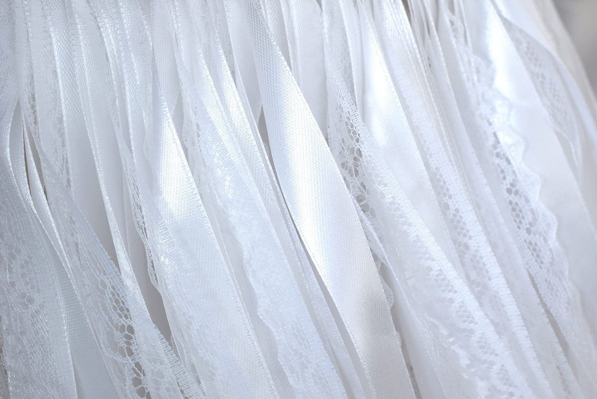 Kingsnow satin ribbon detail on wands adds shimmering light.