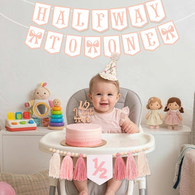 Klarvyius halfway-to-one cake topper serves as a delightful cake centerpiece