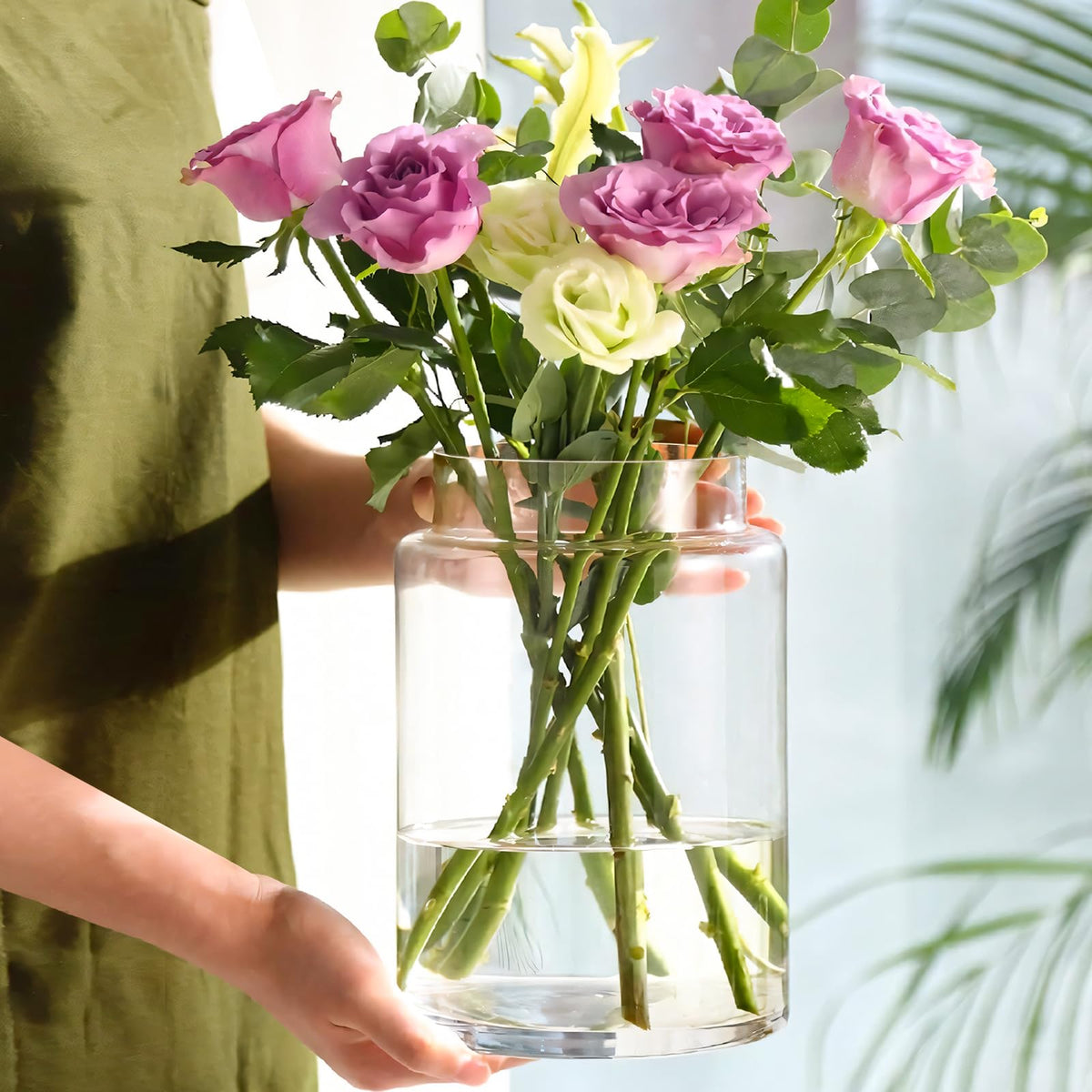 KOIUEYW clear vase centerpiece 9-inch tall for lush bouquets.