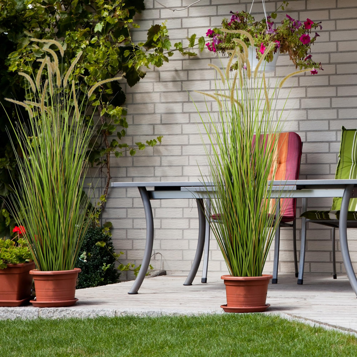 KOL high-quality PE leaves resist fading and shedding over time.