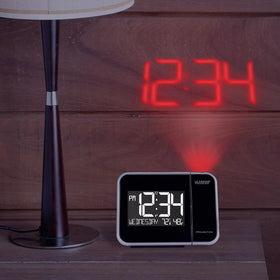 La Crosse 616-1412 clear projection with high-contrast display aiding visibility.