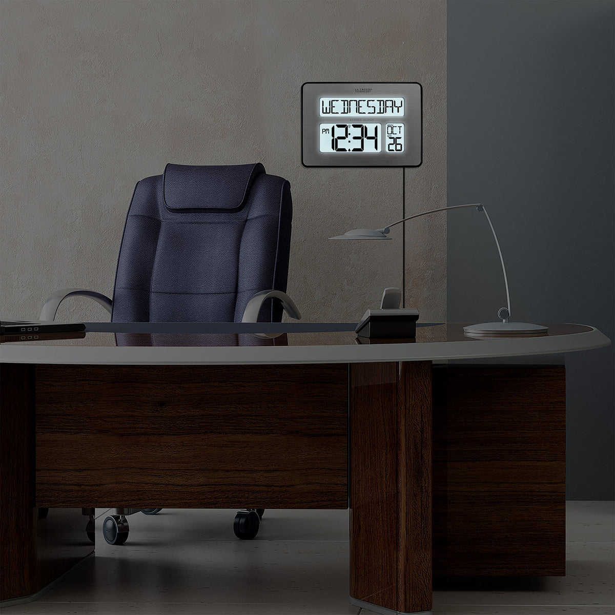 La Crosse Technology 513-1419BLv4-INT atomic time sync ensures accuracy across zones