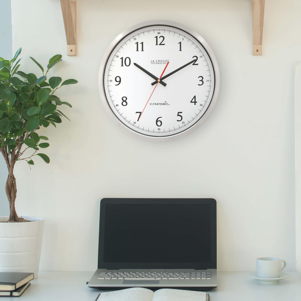 La Crosse UltrAtomic ECO-MODE helps conserve battery life overnight.