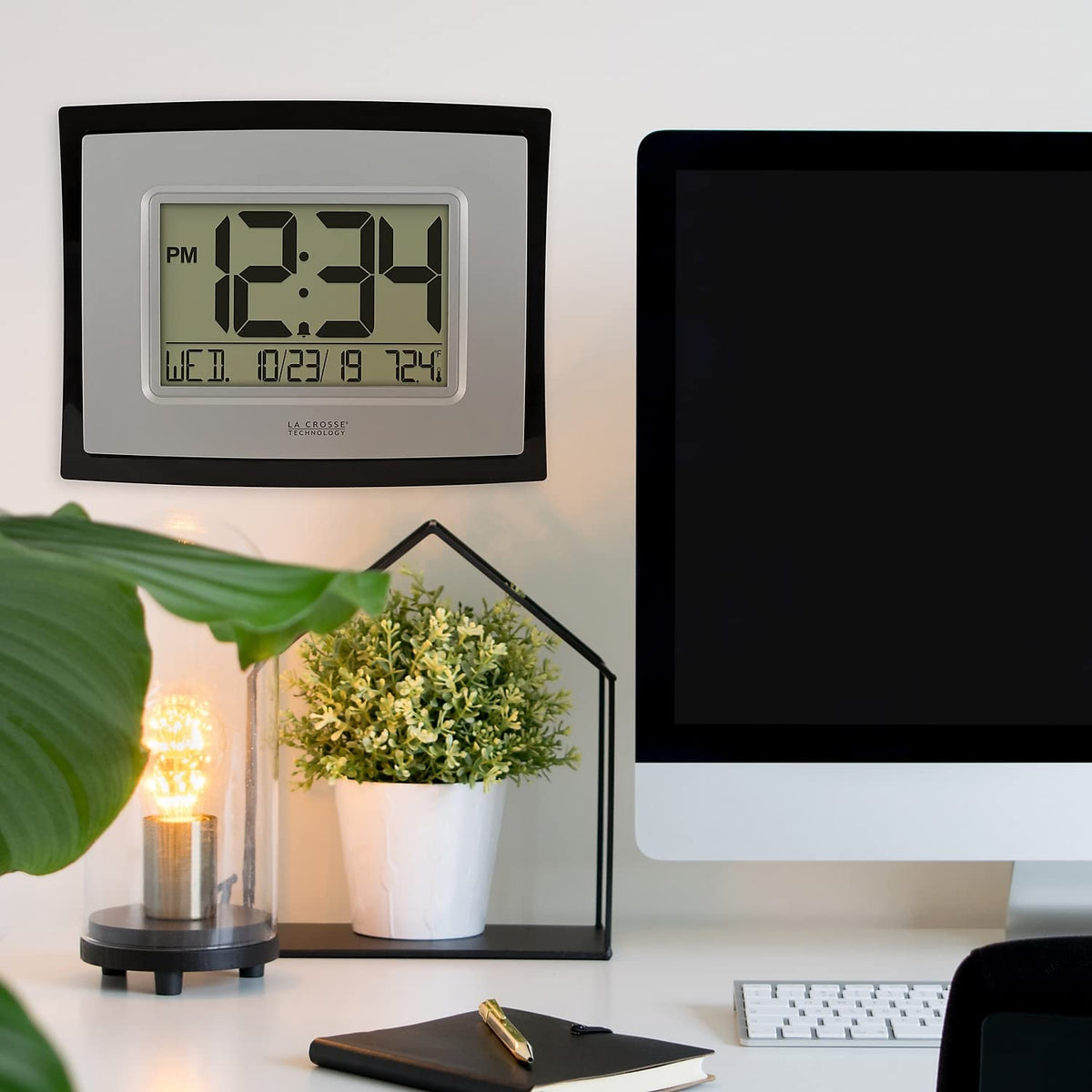 La Crosse WT-8002U silver-black frame with calendar display adds style.