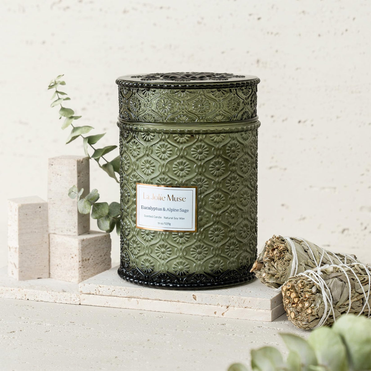 LA JOLIE MUSE cherry wooden wick provides a clean, even burn