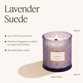 LA JOLIE MUSE Crackling wood wick close-up for cozy evenings