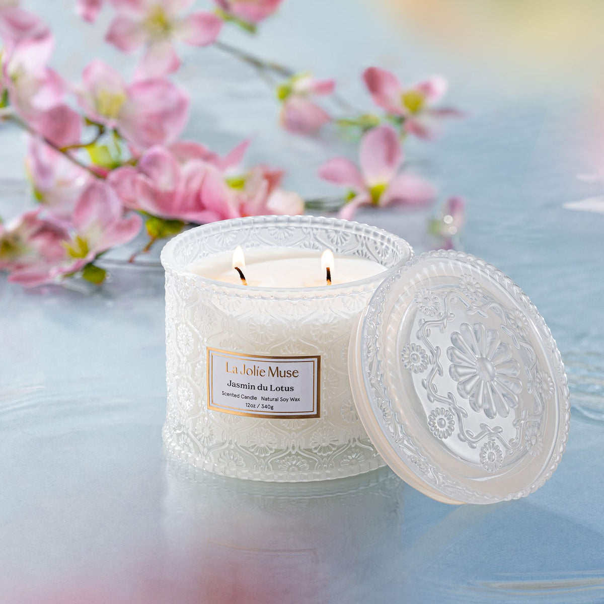 LA JOLIE MUSE Jasmin du Lotus candle closeup on glass jar highlights luxurious design.