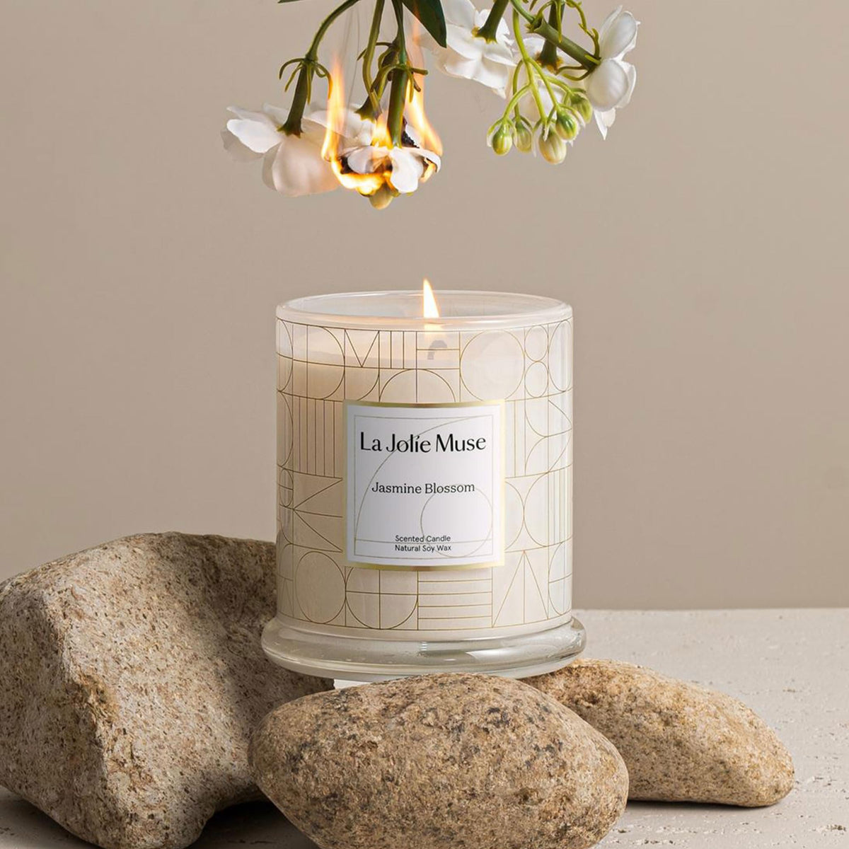 LA JOLIE MUSE Jasmine Candle wick closeup shows a clean burn potential.