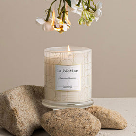 LA JOLIE MUSE Jasmine Candle wick closeup shows a clean burn potential.