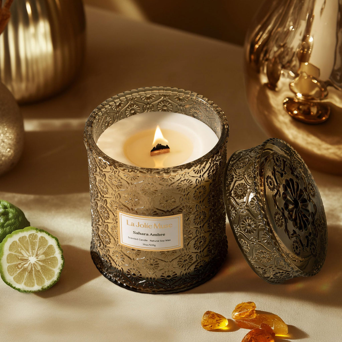 LA JOLIE MUSE Sahara Amber Candle wooden-wick closeup for a clean, steady burn.