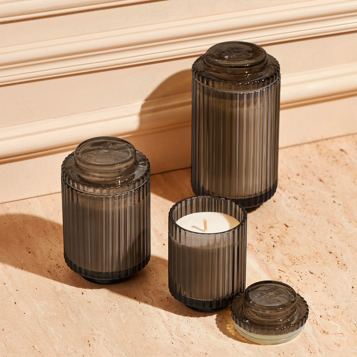 Natural soy wax close-up highlights clean burning in the Santal Himalayen candle.