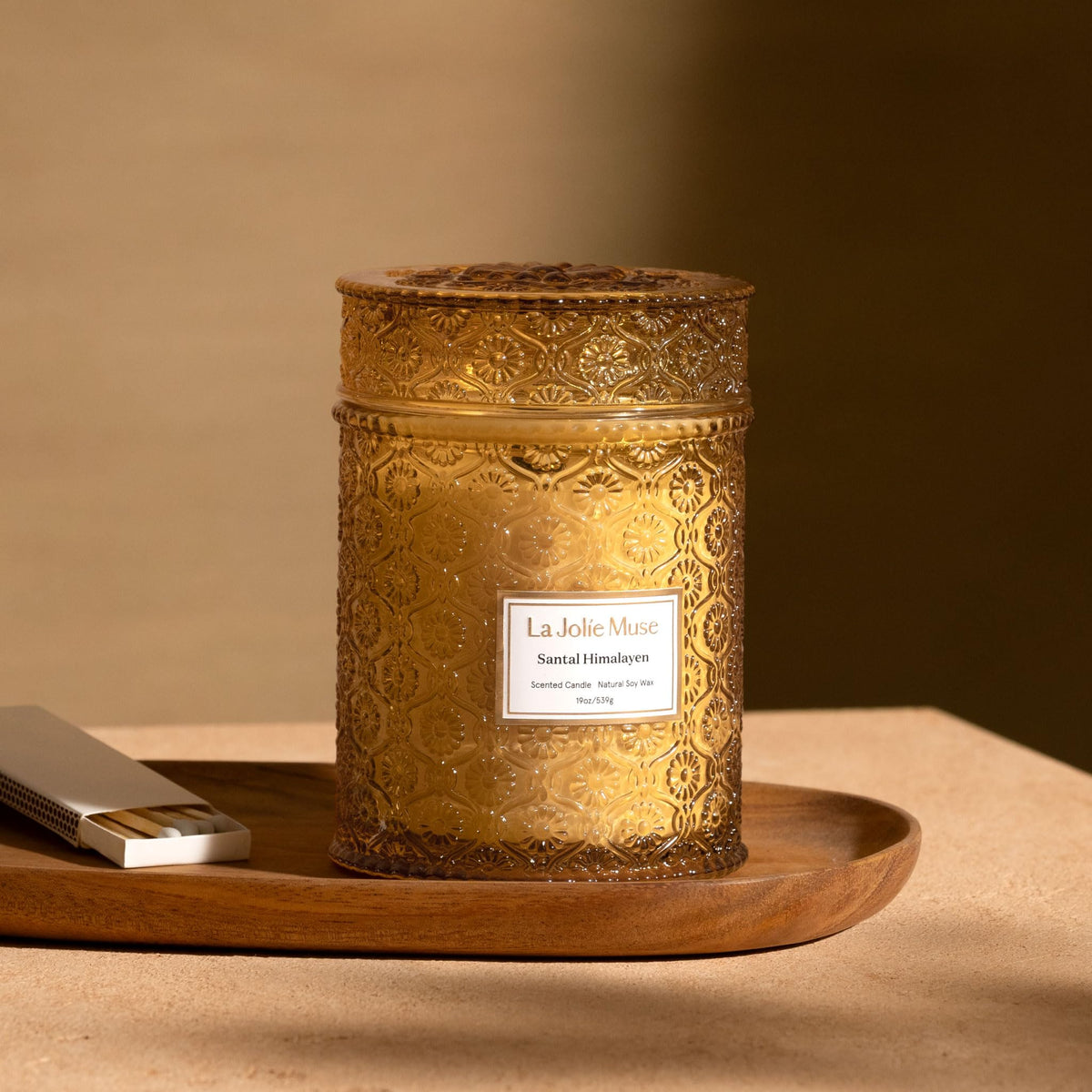 LA JOLIE MUSE Santal Himalayen wick close-up shows clean burn potential.