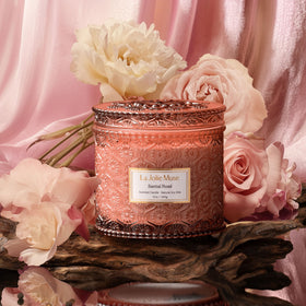 LA JOLIE MUSE Santal Rosé two-wick burn for even melt and richer fragrance.