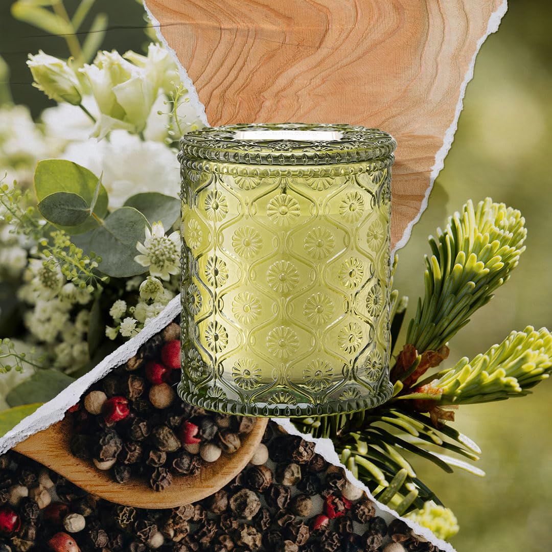 LA JOLIE MUSE Starlit Golden Fir wooden wick close-up highlighting crackle-ready design.