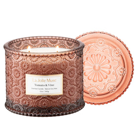 LA JOLIE MUSE Tomato & Vine Candle in tomato leaf, rose, and moss for a welcoming ambiance.
