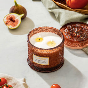 LA JOLIE MUSE vegan soy candle highlighting clean burn and paraben-free formula.