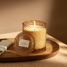 LA JOLIE MUSE vegan soy wax burn clean close-up.