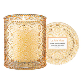 LA JOLIE MUSE Yuzu & Neroli Blossom candle jar with daisy pattern creates chic ambiance.