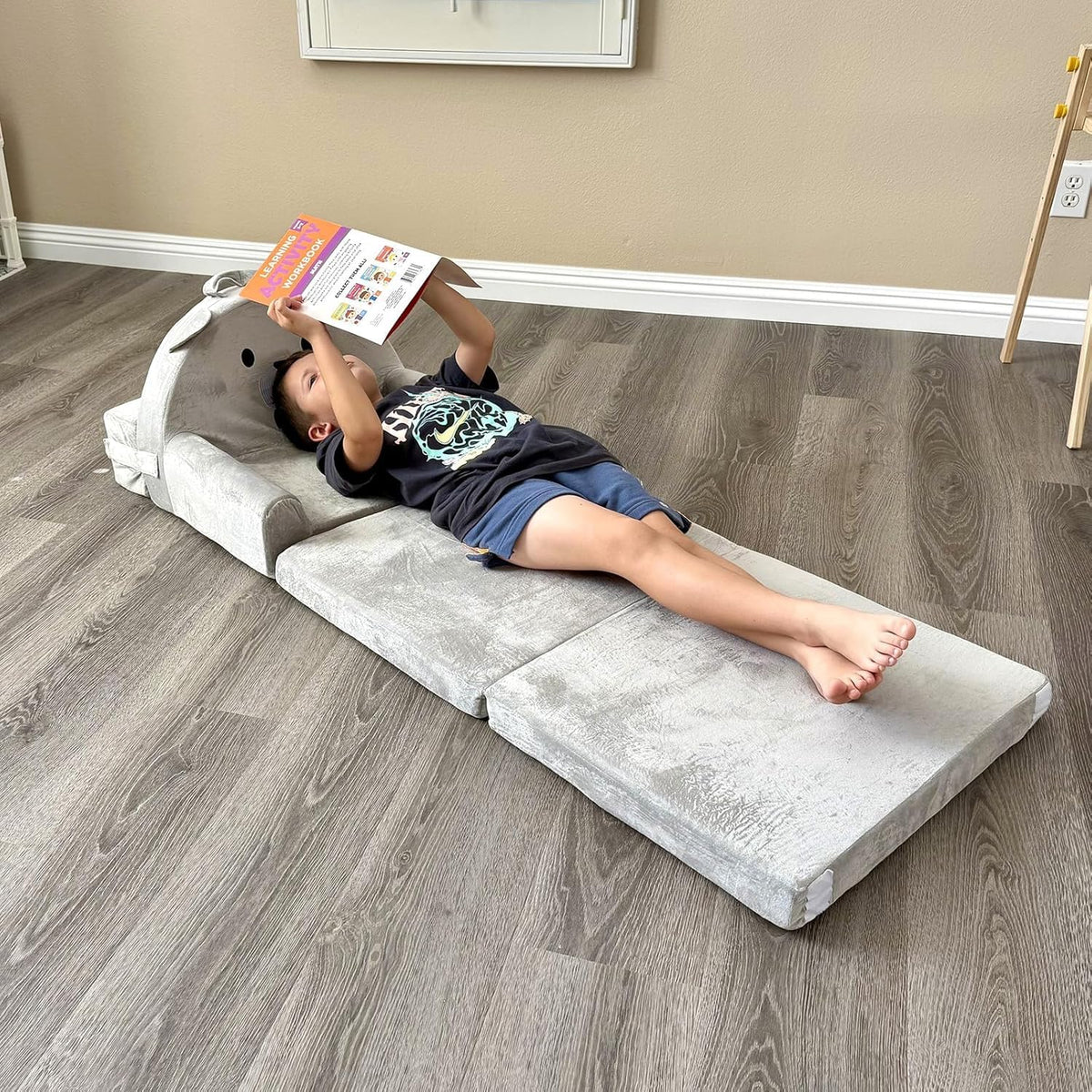 Laapee removable cover keeps messes easy to clean during snack time and crafts.