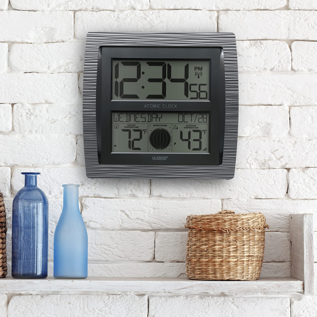 La Crosse BBB86118-INT low-light friendly display ideal for bedrooms and living rooms.