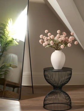 Laelfe beige pompon mum centerpieces for warm autumn tables.